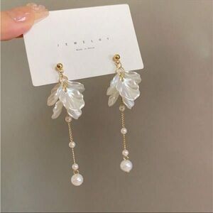 BRAND NEW SUPER UNIQUE Retro Gold White Flower Pearl Chaim Dangle Earrings 1pair